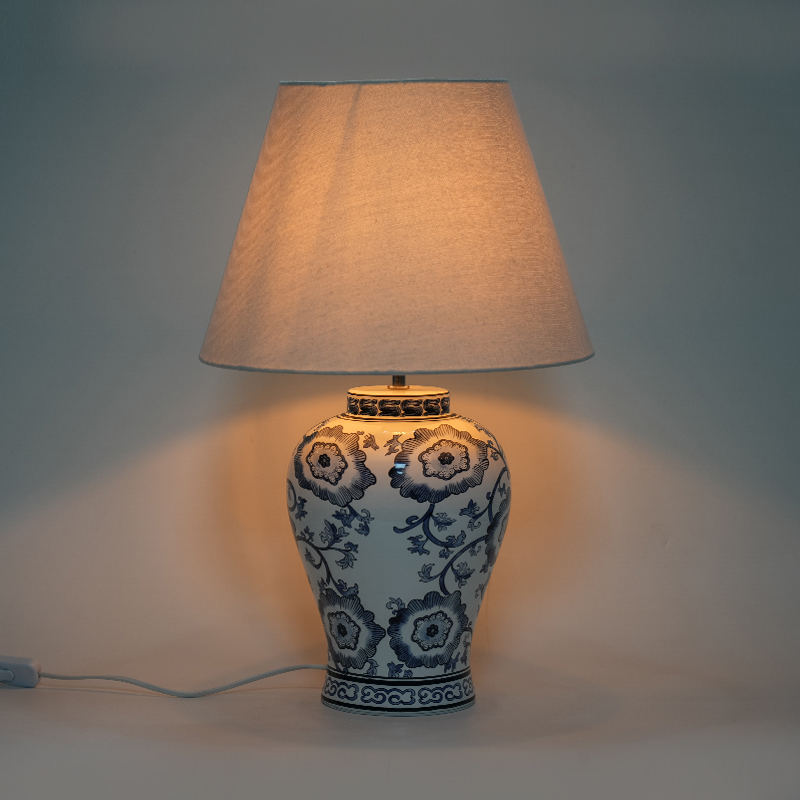 Nova lâmpada de mesa de porcelana azul e branca em estilo chinês