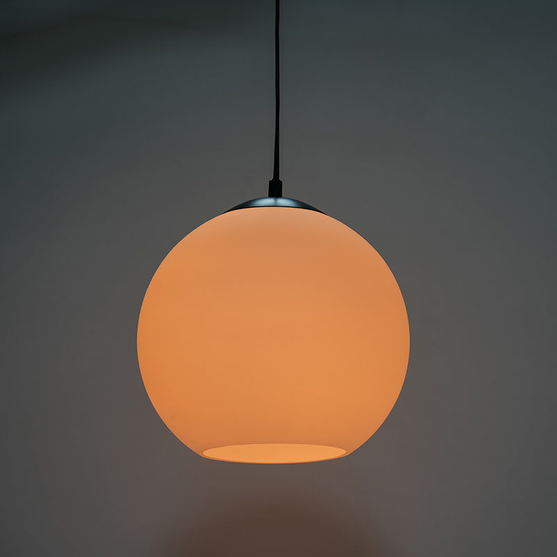 Sala de jantar esférica pendente de vidro creme leve
