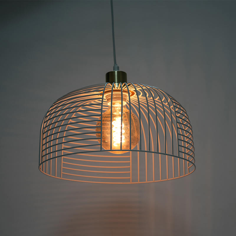 Lustre de ferro com vazamento de luz de pássaro
