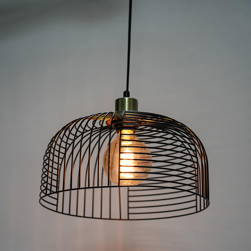Lustre de ferro com vazamento de luz de pássaro
