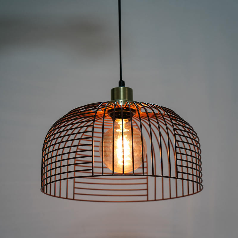Lustre de ferro com vazamento de luz de pássaro