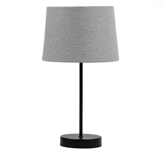 Como o abajur desta lâmpada de mesa de tecido de hardware retrô afeta o efeito de espalhamento da luz?