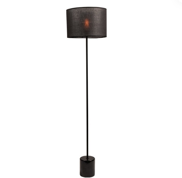 Como esconder os cabos de uma luminária de chão?